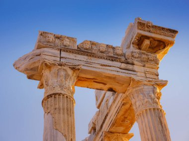 Türkiye 'nin Antalya kıyısındaki Antik Kenti' ne düşük turizm sezonunda gitmek. Apollo Tapınağı 'nın yıkıntıları