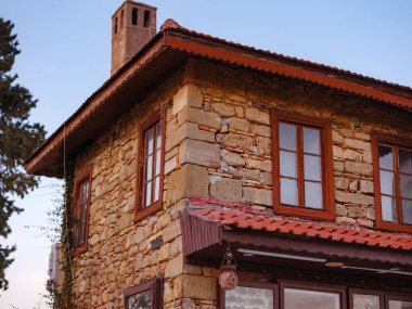 Türkiye 'nin Antalya kıyısındaki Antik Kenti' ne düşük turizm sezonunda gitmek. Dar sokaklardaki geleneksel Türk evleri. İnsansız bir akşam.