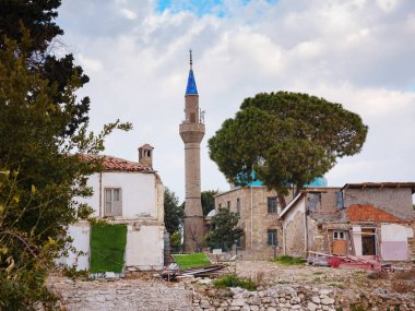 Türkiye 'nin Antalya kıyısındaki Antik Kenti' ne düşük turizm sezonunda gitmek. Sabah bulutlu gökyüzünün arka planına karşı cami