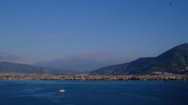 Türkiye, Fethiye 'ye gezi, Mugla iline. Yarımadadan şehre ve marinaya manzara