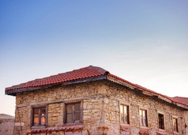 Türkiye 'nin Antalya kıyısındaki Antik Kenti' ne düşük turizm sezonunda gitmek. Dar sokaklardaki geleneksel Türk evleri. İnsansız bir akşam.