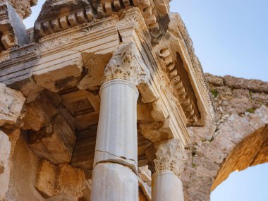 Türkiye 'nin Antalya kıyısındaki Antik Kenti' ne düşük turizm sezonunda gitmek. Antik çağlardaki en önemli liman şehri Pamphylia 'ydı..