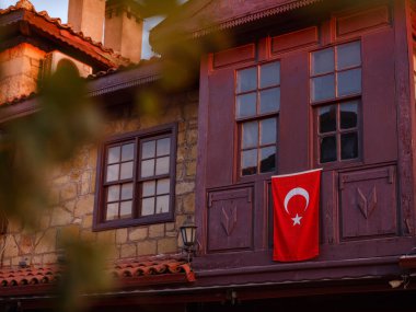 Türkiye 'nin Antalya kıyısındaki Antik Kenti' ne düşük turizm sezonunda gitmek. Dar sokaklardaki geleneksel Türk evleri. İnsansız bir akşam.