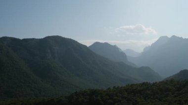 Türkiye 'deki orman manzarası. Dağ Sırası Silueti Gündoğumu Hava Görüntüsü. Manzaralı Gün Işığı Dağları Genel Görünümü.