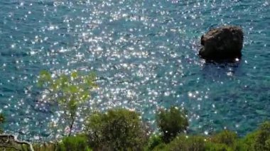 Antalya 'da bir günde dört mevsim. Deniz manzaralı dağ manzarası. Akdeniz 'in turkuaz suyu ve karayolu, Türkiye. Lycian tarzı, aktif tatiller sağlıklı yaşam tarzı eko turizmi,