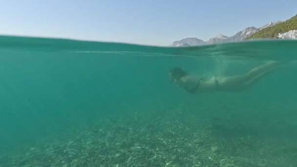 Seesommerlandschaft Reise Und Ferienkonzept Ganzkörper Weibchen Bikini Tauchen Unter Wasser — Stockvideo