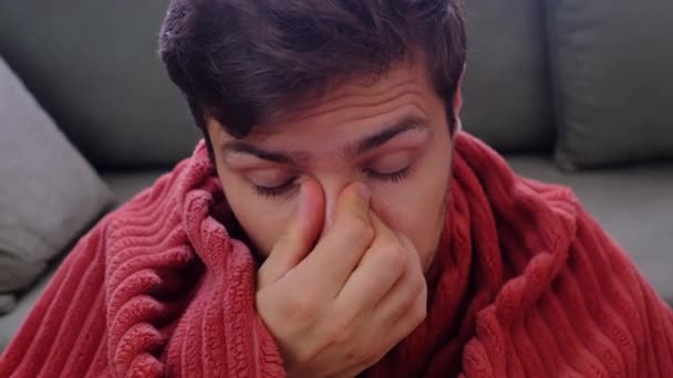 Kafkasyalı Burnu Akan Elinde Kağıt Peçetelerle Evde Oturan Genç Bir — Stok video