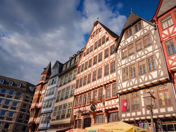 Frankfurt am Main, Almanya - 5 Mayıs 2023: güzel tarihi bölge - Frankfurt 'taki Roemerberg Meydanı Almanya' nın beşinci büyük şehridir..