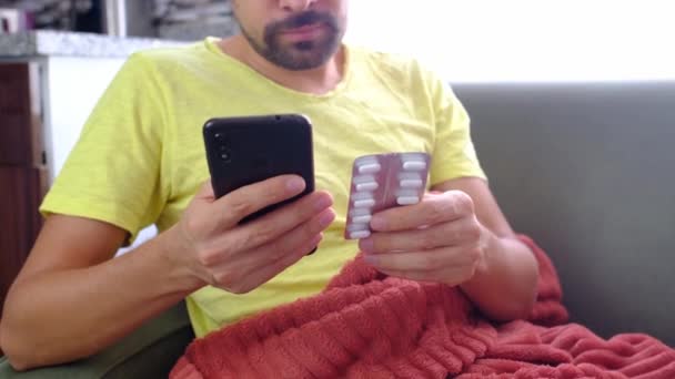 Mann Mit Smartphone Studiert Anleitung Zur Einnahme Von Tabletten Kranker — Stockvideo