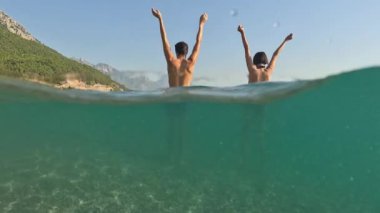 Deniz yazı manzarası. Seyahat ve tatil konsepti. Mutlu genç çift, sahilde kadın ve erkek eğleniyor. Erkek ve kadın eğleniyor. Sağlıklı aktif yaşam tarzı kavramı