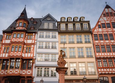 Frankfurt am Main, Almanya - 5 Mayıs 2023: güzel tarihi bölge - Frankfurt 'taki Roemerberg Meydanı Almanya' nın beşinci büyük şehridir..