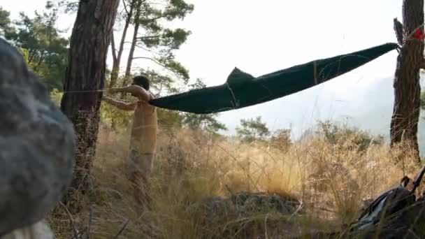 Uomo Appeso Amaca Sul Tronco Albero Nella Foresta Isola Campeggio — Video Stock