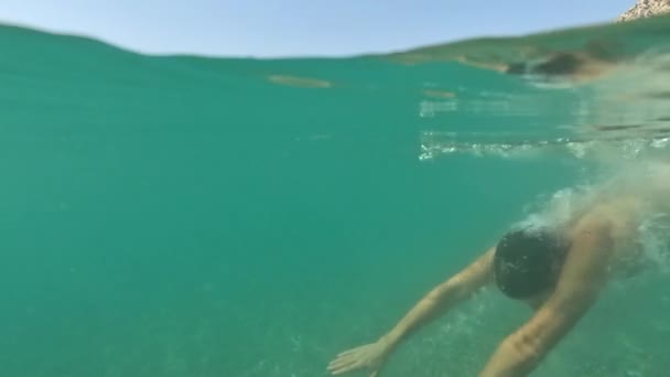 海の夏の風景 旅行と休日のコンセプト 水中を泳いでいる若者の側面 アンタルヤ トルコ海岸 地中海 — ストック動画