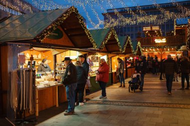 Essen. GERÇEK. 13 Aralık 2022 'de. Almanya 'daki Noel pazarı. Noel 'i kutluyoruz. Işıklar, atlı karınca, şehir merkezindeki markette küçük evler, inanılmaz yiyecek seçimi..