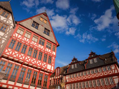 Frankfurt am Main, Almanya - 5 Mayıs 2023: güzel tarihi bölge - Frankfurt 'taki Roemerberg Meydanı Almanya' nın beşinci büyük şehridir..