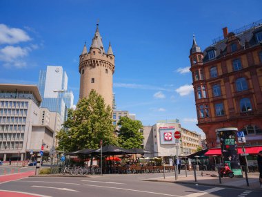 Frankfurt am Main, Almanya - 5 Mayıs 2023: Günbatımında Frankfurt 'taki Eski Eschenheimer Kulesi, Ortaçağ zamanında şehir kapısı olarak kullanıldı