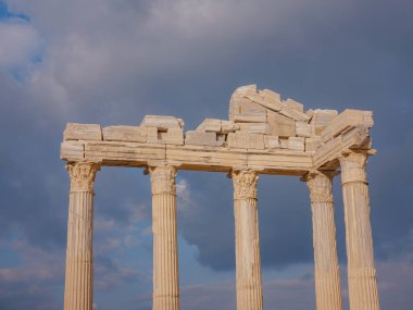 Türkiye 'nin Antalya kıyısındaki Antik Kenti' ne düşük turizm sezonunda gitmek. Apollo Tapınağı 'nın yıkıntıları