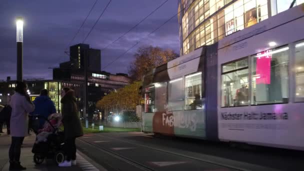 Düsseldorf Duitsland December 2022 Avonddrukte Het Centrum Openbaar Vervoer Mensen — Stockvideo