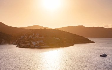 Symi Adası, Yunanistan. Yunanistan, Ege Denizi 'ndeki Rodos adalarından tatil yapıyor. Symi Körfezi 'ndeki renkli neoklasik evler. Adanın ana körfezi, turist feribotlarının ve yatların bataklığa çekildiği yer.