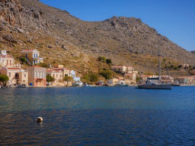 Symi Adası, Yunanistan. Yunanistan, Ege Denizi 'ndeki Rodos adalarından tatil yapıyor. Symi Körfezi 'ndeki renkli neoklasik evler. Tatil seyahat arkaplanı.