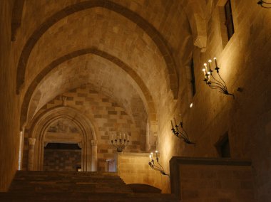 Rodos, Yunanistan - 21 Nisan 2023: Rodos Ortaçağ Şövalyeleri Büyük Kale Müzesi. Saray içinde Ortaçağ Rodos kasabası (UNESCO Dünya Mirası Alanı)