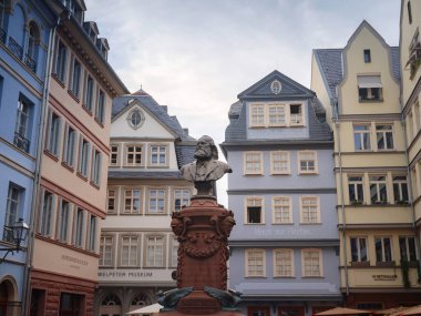 Frankfurt am Main, Almanya - 5 Mayıs 2023: Frankfurt 'un merkezindeki ortaçağ binasının detayları. Roemer şehrin en önemli simgelerinden biridir..