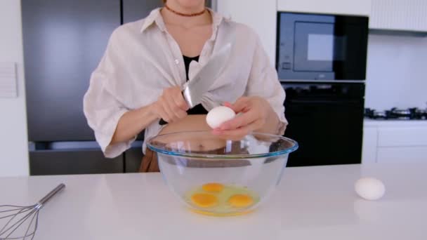 Женщина Кухне Делает Домашнее Задание Наливать Яйцо Миску Столом Внутренняя — стоковое видео