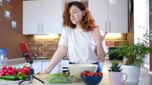 Young Caucasian Woman House Kitchen Tells Recipe Camera While Making — Stock Video