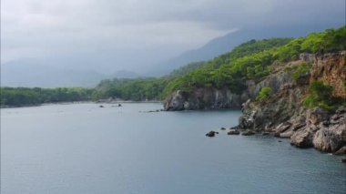 Türkiye, antik Phaselis kenti yakınlarındaki körfeze yolculuk macerası, aktif tatiller sağlıklı yaşam tarzı ve eko turizm kavramı ve fikri. Turist kadın güzel manzaranın tadını çıkarıyor.