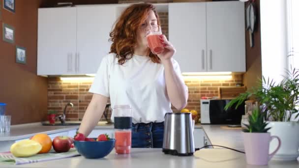 Frau Probiert Smoothie Aus Früchten Mixer Der Heimischen Küche Konzept — Stockvideo