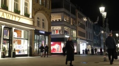 Düsseldorf, Almanya - 13 Aralık 2022: Düsseldorf caddesinde Noel atmosferi. Gece geç saatlerde sokak manzarası