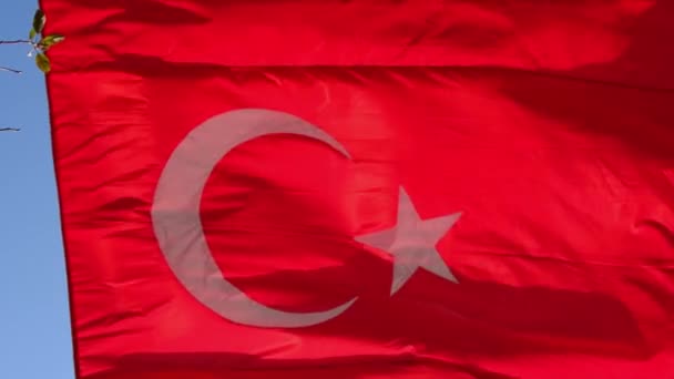Gran Bandera Brillante Turquía Ondea Asta Bandera Alto Del Suelo — Vídeo de stock