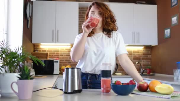 家庭のキッチンでブレンダーで果物から作られたスムージーを試している女性 健康的な食事 ベジタリアン主義 意識的な食事の概念とアイデア — ストック動画