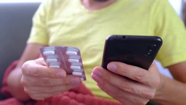 Άνθρωπος Που Χρησιμοποιεί Smartphone Μελέτες Οδηγίες Για Λήψη Χαπιών Άρρωστος — Αρχείο Βίντεο