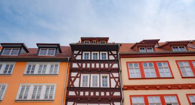 Avrupa 'ya bahar gezisi. Seyahat ve Alman turistik yerleri. Erfurt 'ta bir yerlerde eski tarihi evlerin dış görünüşü geleneksel yarı keresteli evler sıcacık ve peri kuyruğu modunda.