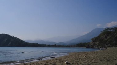 Türkiye, Phaselis 'e gezi, plajı ve şehir kalıntıları olan antik liman kenti. macera, aktif tatiller ve eko turizm konsepti. Lycian Yolu Türkiye 'de uzun ve popüler bir rotadır