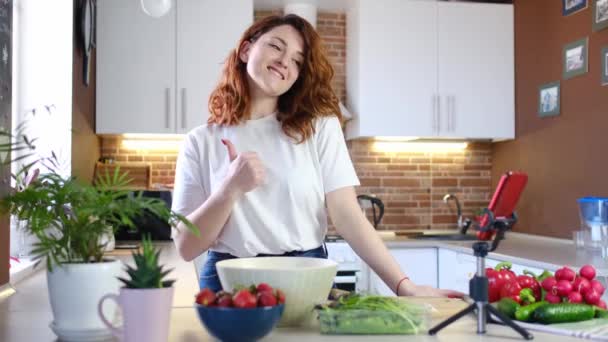 Jeune Femme Caucasienne Maison Cuisine Raconte Recette Caméra Tout Faisant — Video