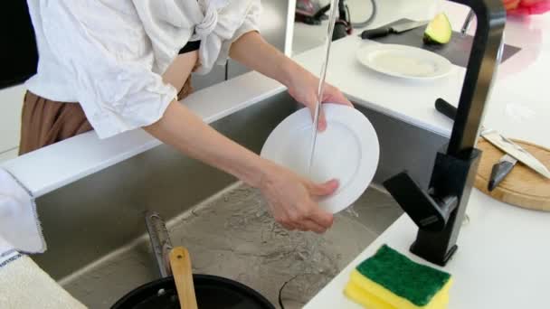 Beyaz Modern Mutfakta Ödevi Yapan Bir Kadın Mutfak Lavabosunda Bulaşık — Stok video