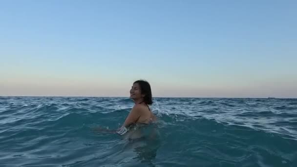 Sommarstämning Avkoppling Vid Havet Turkiska Rivieran Asiatisk Ung Kvinna Avkopplande — Stockvideo