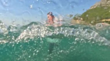 Deniz yazı manzarası. Seyahat ve tatil konsepti. Denizde oynayan mutlu adam. Erkek dışarıda eğleniyor. Antalya Türkiye deniz kıyısı, Akdeniz
