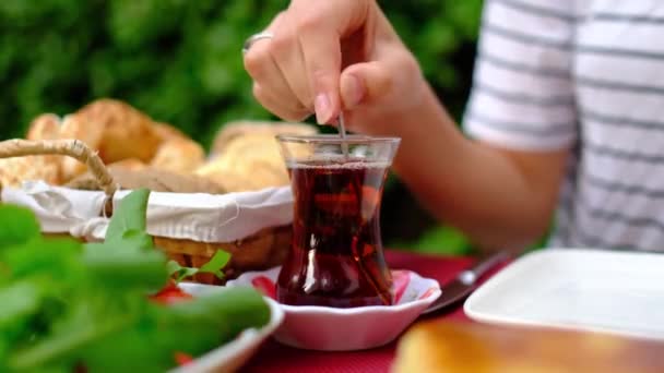 Kobieta Cieszy Się Tradycyjnym Tureckim Śniadaniem Ogrodzie Siedzi Przy Stole — Wideo stockowe