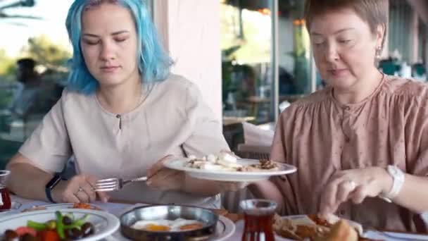 Kadın Yemek Yerken Gülüyor Konuşuyor Açıkça Görülüyor Birbirlerinin Arkadaşlığından Keyif — Stok video