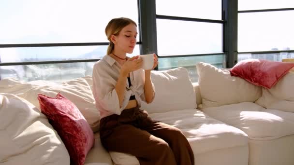 Жінка Знаходить Затишшя Теплому Чашці Чаю Аромат Парильної Рідини Наповнює — стокове відео