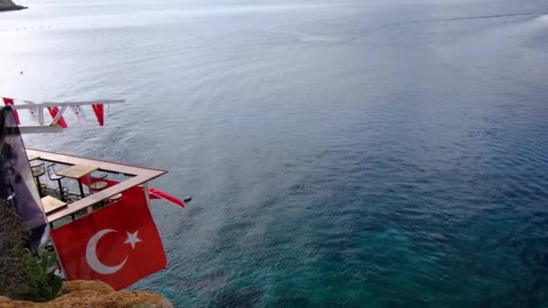 Kustcafé Med Vacker Stor Turkisk Flagga Pittoresk Hamn Där Azurvatten — Stockvideo