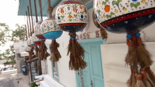 カルカン村の伝統的な陶磁器塗装の装飾は 幾何学的なパターンで装飾された文化遺産と建築の魅力のノスタルジックなブレンドを作成します — ストック動画