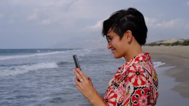 Woman Blogger Mujer Toma Fotos Olas Mar Mediterráneo Playa Patara — Vídeo de stock