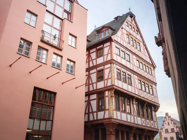 Frankfurt am Main, Almanya - 5 Mayıs 2023: Frankfurt 'un merkezindeki ortaçağ binasının detayları. Roemer şehrin en önemli simgelerinden biridir..