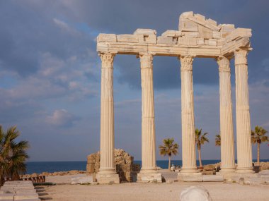 Türkiye 'nin Antalya kıyısındaki Antik Kenti' ne düşük turizm sezonunda gitmek. Apollo Tapınağı 'nın yıkıntıları