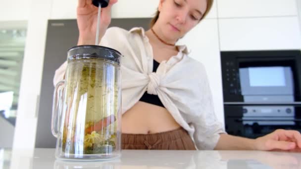 Wanita Membuat Teh Herbal Dapurnya Dia Menambahkan Daun Mint Lemon — Stok Video