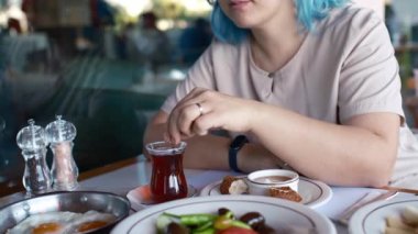 Türk kahvaltısı, Pazar büyük kahvaltısı ya da feta peyniri ve yumurtalı brunch, Türk yemeği restoranda servis ediliyor, kadınlar lezzetli yemeklerden hoşlanıyor